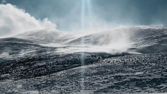 云南景点晨雾里香格里拉藏区雪山风暴