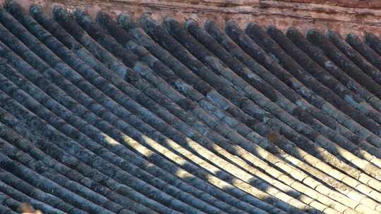 古建筑屋顶瓦片排列有序的景象