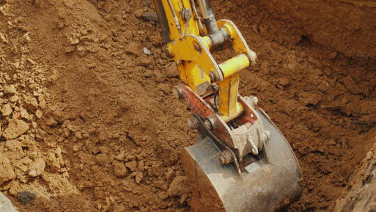挖掘机在挖掘土壤