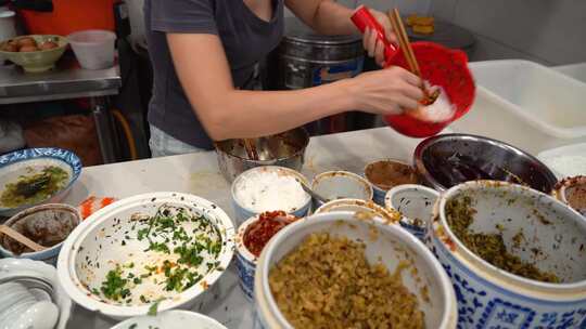 江西省景德镇当地特色小吃美食牛肉冷粉制作