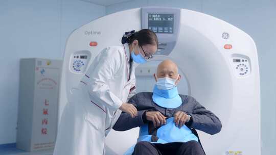 医院医生用大型仪器给患者做脑部CT检查