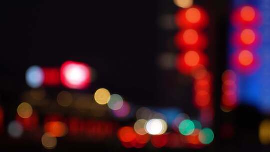 春节夜晚张灯结彩的城市街头