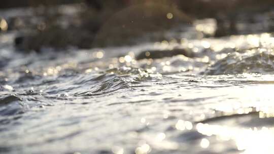 水波翻涌的自然河流景象