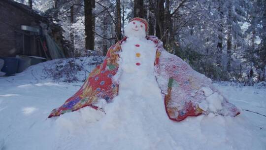 峨眉山上披着毛毯戴着帽子的雪人