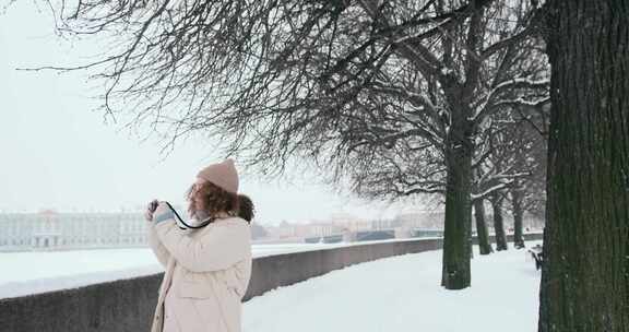 一个在雪地里拍照的女人