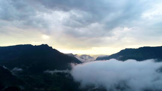 4K航拍清晨云雾缭绕大山日出风景3