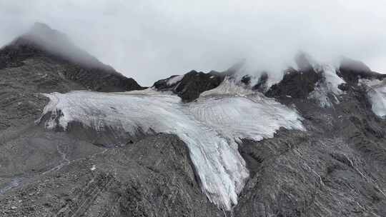 航拍云雾中的四川横断山脉乌库楚雪山风光