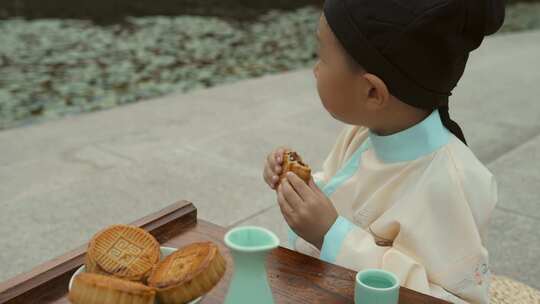 中国风汉服男童吃月饼实拍视频