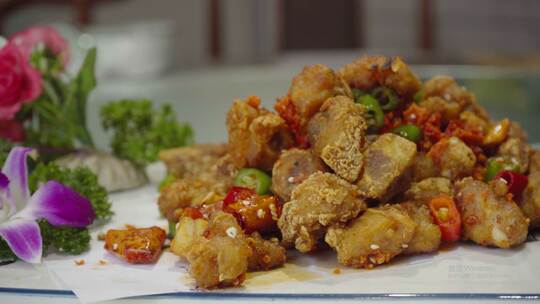 厨师烹制中国传统美食