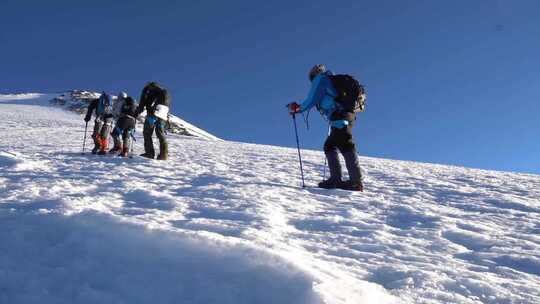 攀登雪山的团队、登顶雪山