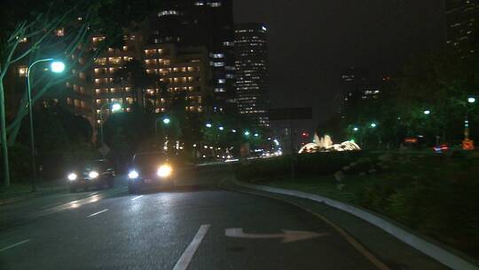 汽车在洛杉矶世纪城的夜晚沿着街道行驶