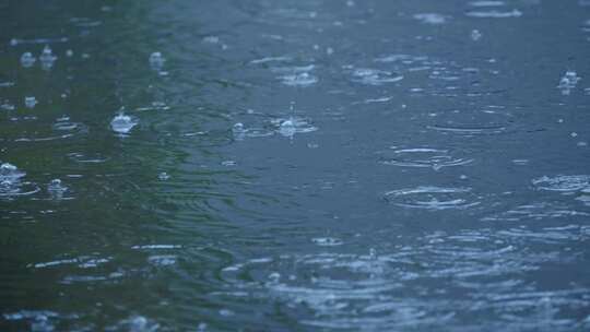 暴雨下雨