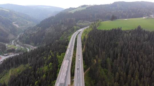 从空中俯瞰山区的高速公路