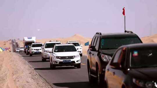 沙漠公路上行驶的汽车 沙漠公路上的车流