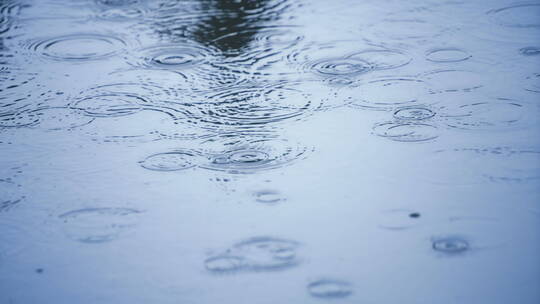 涟漪雨滴超慢动作雨水下雨湖泊