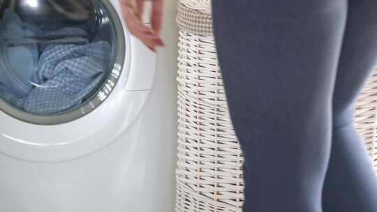 居家女性正在使用洗衣机洗衣服视频素材模板下载