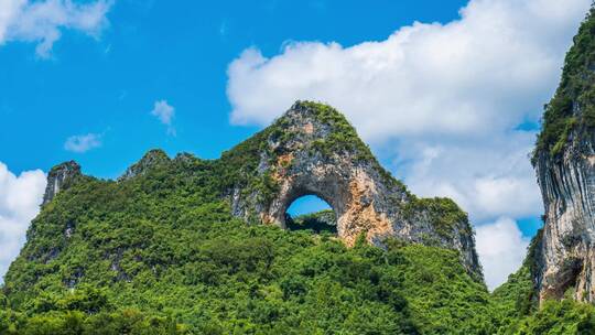 广西桂林山水阳朔月亮山