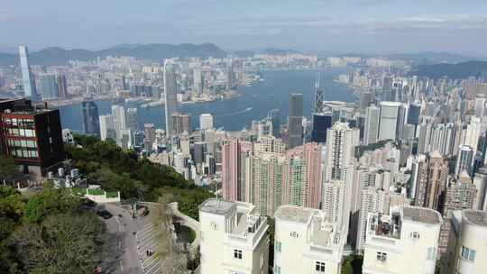 在美好的一天鸟瞰香港维多利亚湾与城市摩天