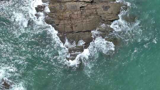 海中礁石航拍海水冲刷礁石潮水海浪拍打岩石