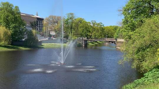 城市公园里的喷泉视频素材模板下载
