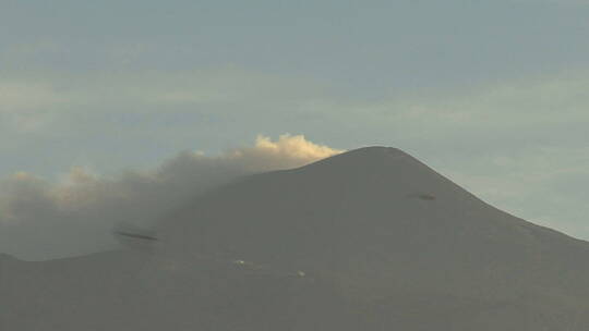 西西里岛火山山顶飞过的鸟群