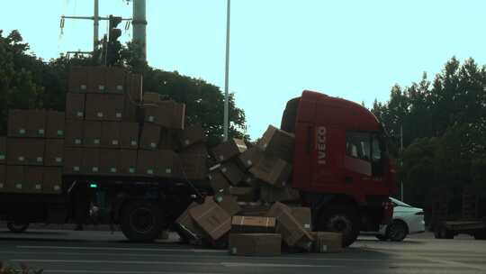 交通事故大卡车货物散落一地视频素材模板下载