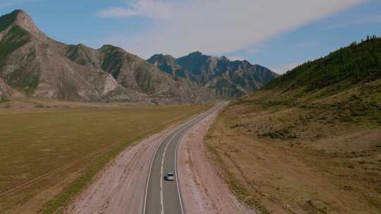 阿尔泰山脉与楚亚高速公路上的交通车