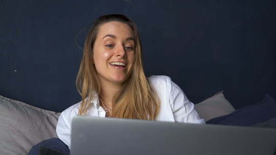 女人使用电脑视频通话