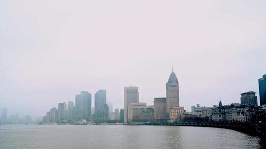 秋天雨雾中的上海外滩（4K)