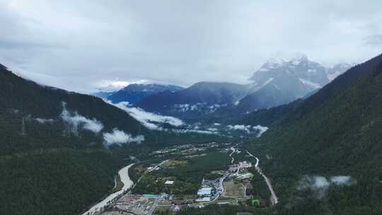 航拍西藏林芝市波密县云雾缭绕的林海风光