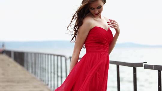 女子身着红色连衣裙摆拍