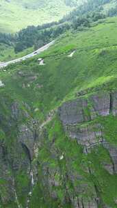 竖版航拍湖北神农架景区神农谷悬岩峭壁