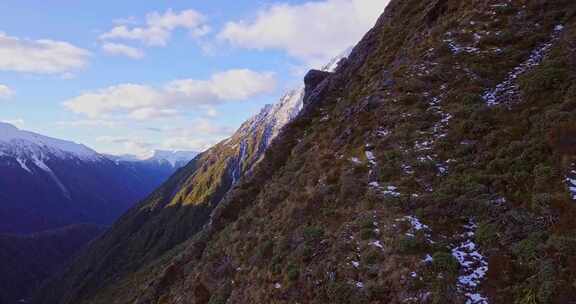 戏剧性的空中飞行在新西兰亚瑟山口南阿尔卑斯山悬崖边。在