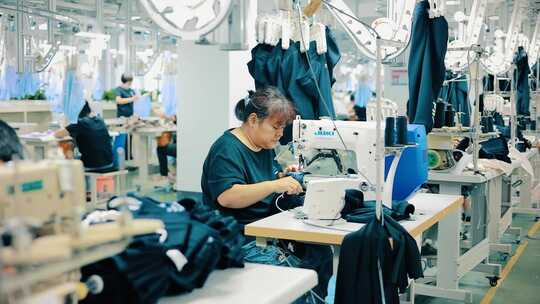 工厂工人操作流水线