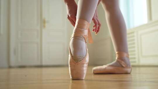芭蕾舞女演员在舞蹈课上穿上尖头鞋舞蹈室里