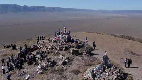 B新疆准噶尔盆地大漠戈壁山峦山顶祭祀3高清在线视频素材下载