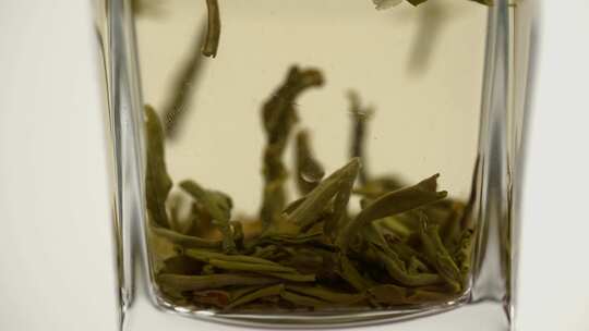 玻璃杯泡绿茶特写
