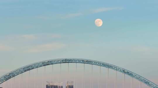 航拍月亮与桥梁