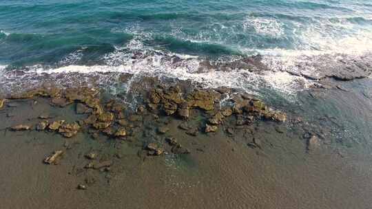 航拍海浪冲击海滩