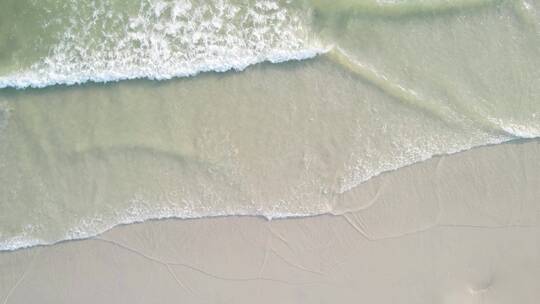 大海海浪花冲击沙滩航拍