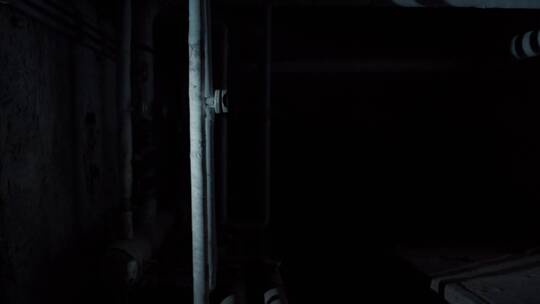黑暗的地下室中的管道视频素材模板下载