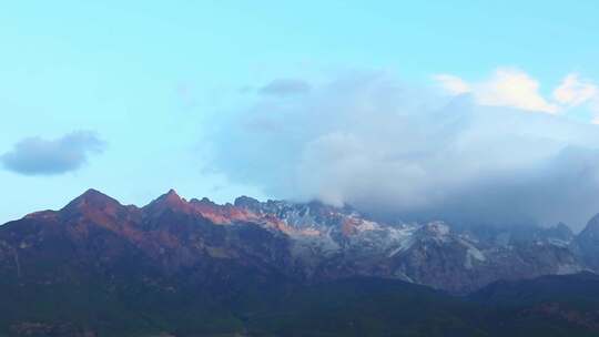 玉龙雪山日照金山