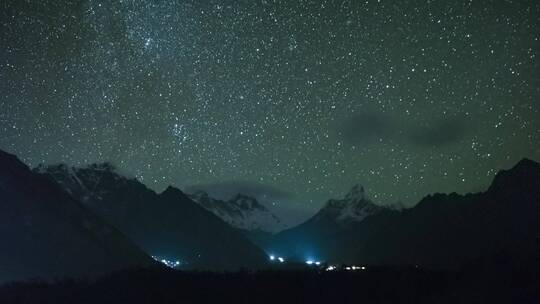 夜晚西藏的山间繁星