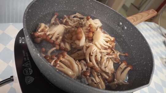 水煮蟹味菇炒蘑菇