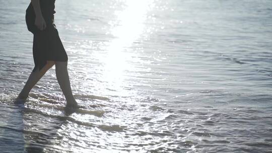 美女海边玩海水沙滩踢海水玩耍阳光海滩海浪