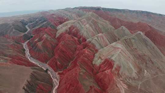 丹霞地貌中的河流