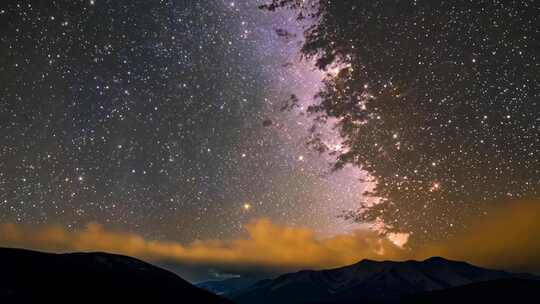 星空璀璨 银河高悬 流星划过 夜色深邃