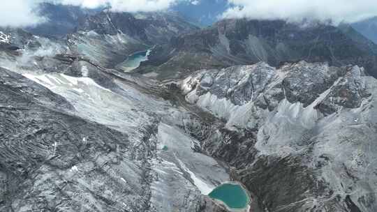 中国四川甘孜稻城亚丁央迈勇山坳云海景观