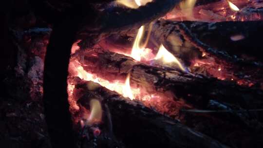 农村火炕燃烧的火苗实拍