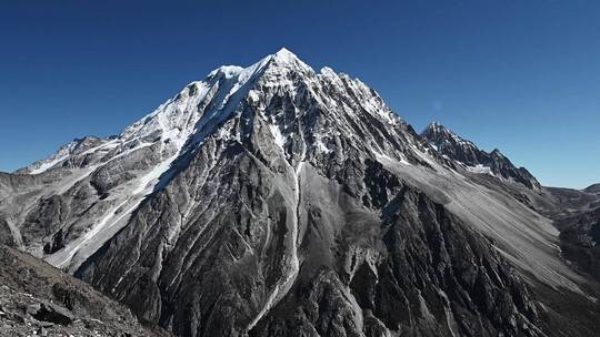 川西蓝天下的雅拉雪山